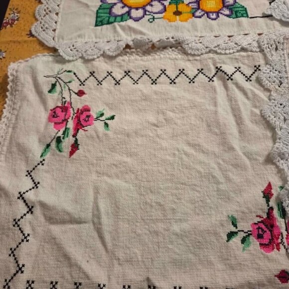 Vintage embroidered floral placemats - Picture 5 of 5